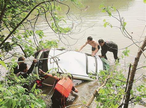 南充载5人小车冲入池塘一人身亡