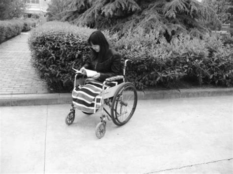 卫国平去看的轮椅上的女孩是谁