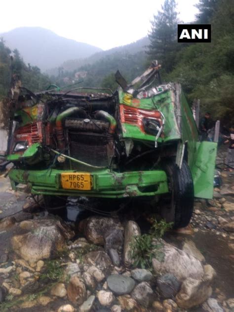 印度一大巴车坠入山谷44人遇难