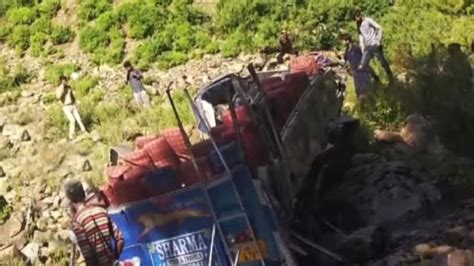 印度一巴士坠入峡谷30多人死亡