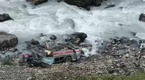 印度一车坠入河中