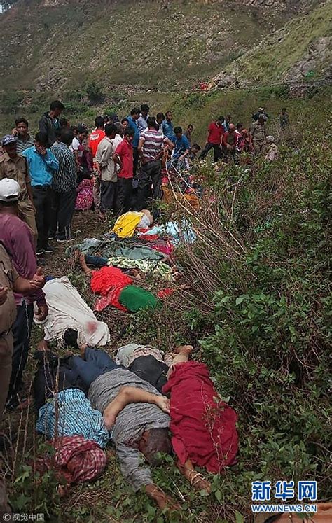 印度一辆大巴车坠入峡谷5人死亡