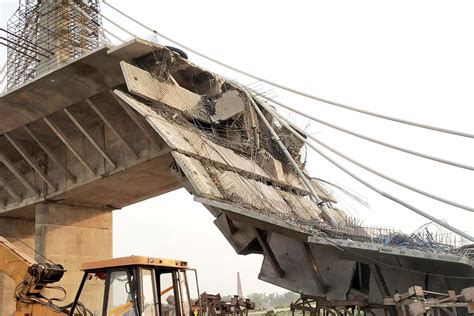 印度桥梁倒塌的真实视频