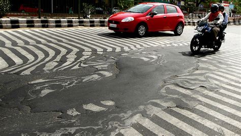 印度高温把沥青路融化了