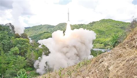 台评论解放军导弹首次穿越台岛