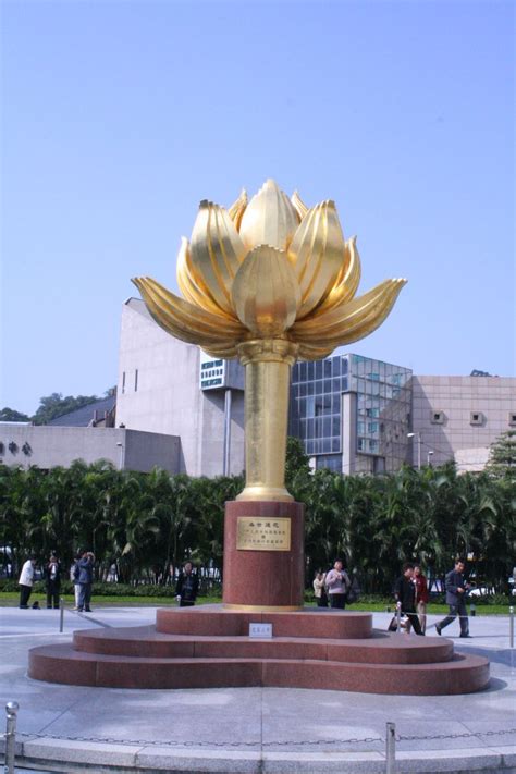 台阶金色莲花雕塑