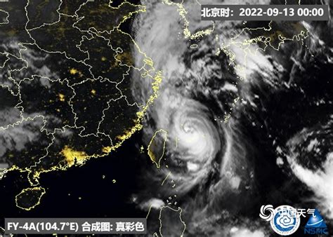 台风巴威升级成强台风卫星云图