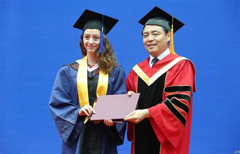 各语言留学生展示毕业证