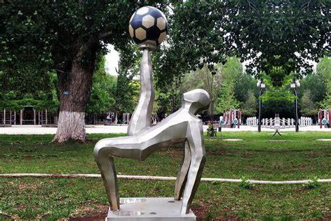 哈尔滨校园人物雕塑设计