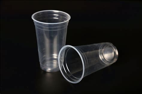 喝酒的塑料杯子