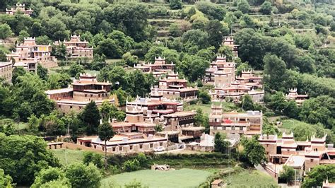 四川丹巴甲居藏寨旅游
