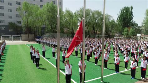 国庆节升旗仪式小学生
