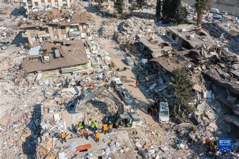 土耳其地震为何整栋楼坍塌