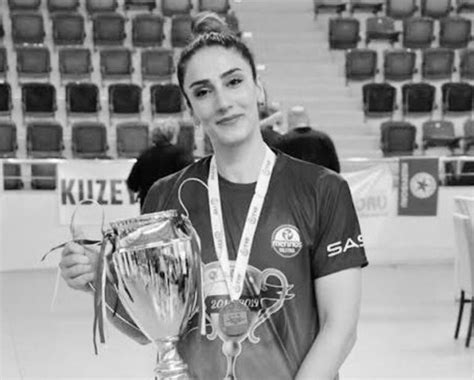 土耳其14名女排球员被埋