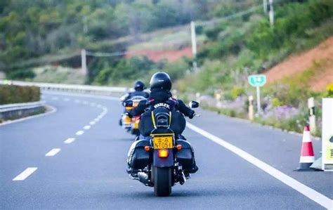 在高速公路上行驶的摩托车不得超过每小时多少公里