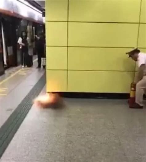 地铁上充电宝突然爆燃