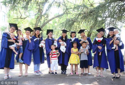 外国妈妈抱孩子拿毕业证