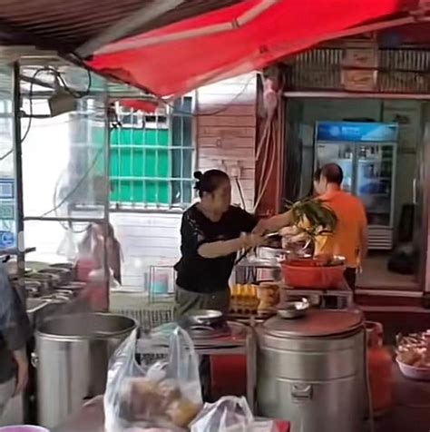 外地游客到柳州吃螺蛳粉视频