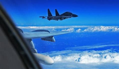 外媒中国战机拦截美国侦察机