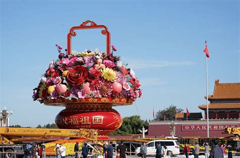 天安门广场巨型花篮亮了