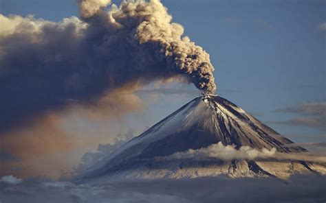 女人梦见火山爆发浓烟滚滚