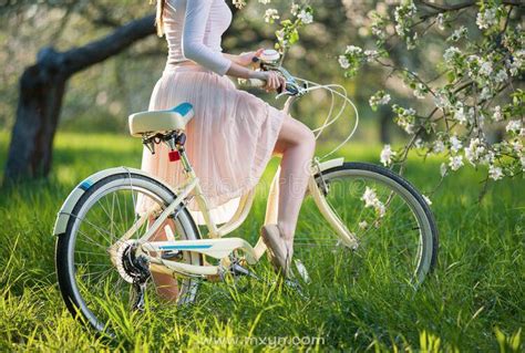 女人梦见自己骑自行车走路