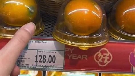 女子发现超市1个橙子卖128000元