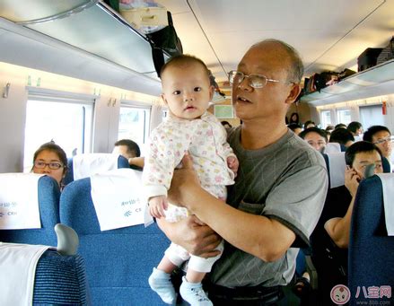 女子带着婴儿坐火车