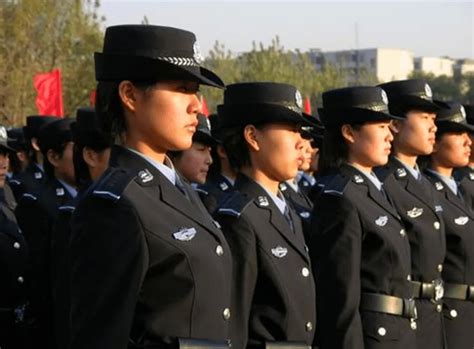 女孩警校刚毕业去警局
