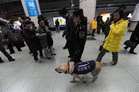 女警带警犬巡逻地铁