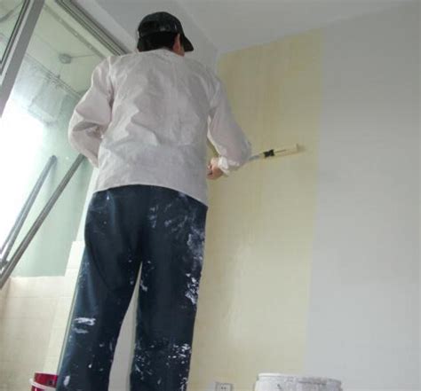 如何自己刷墙面漆