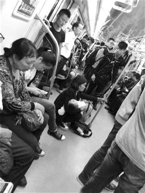 妈妈带两个孩子坐地铁无人让座