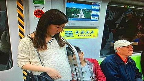 孕妇坐地铁没人让座