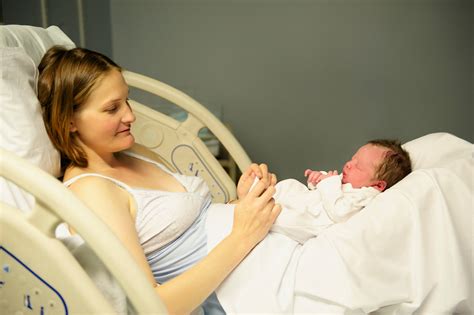 宝宝出生后没人管产妇