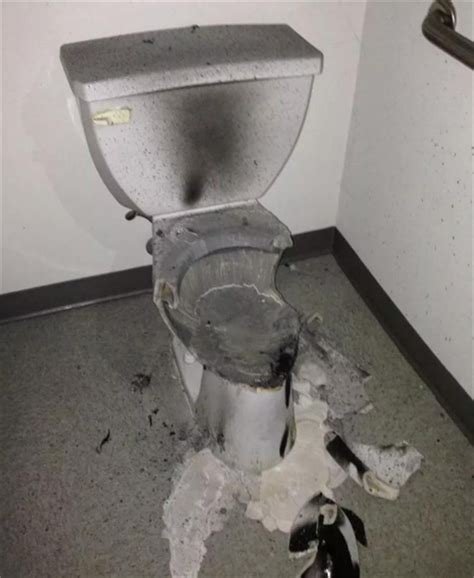 宾馆上厕所马桶炸了