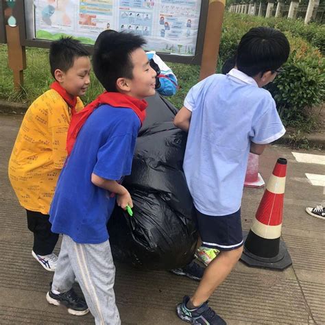 小学捡垃圾志愿活动