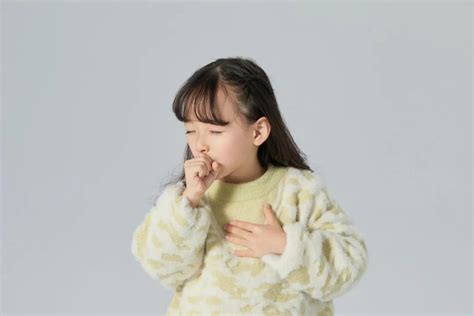 小孩咳嗽偶尔咳一声是肺炎吗