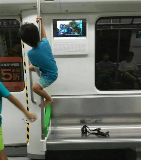 小孩坐地铁被别人要求让座