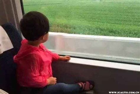 小孩坐高铁进站