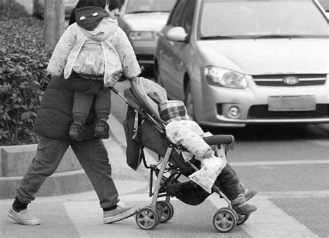小孩妈妈带孩子 小孩被车压
