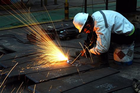 工厂电焊工一个月的工资