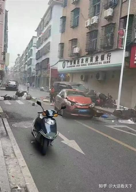 广东揭西老街一车失控致二死三伤