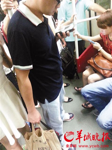 广州地铁女子质疑别人偷拍