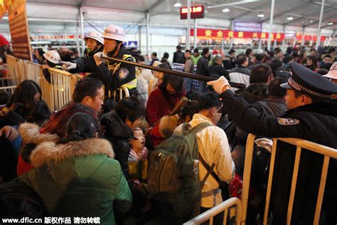 广州火车站滞留旅客几十万