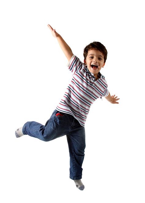 开心跳跃的小男孩高清图片