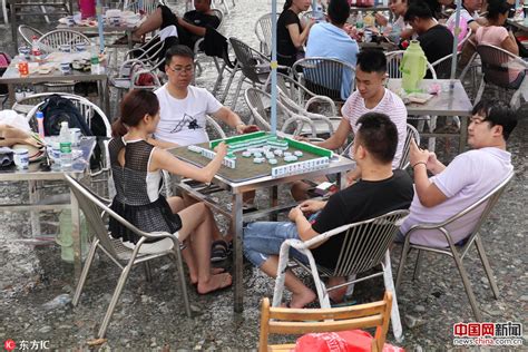 彭州游客河中央摆桌子打麻将