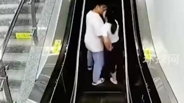 情侣电梯拥吻摔倒
