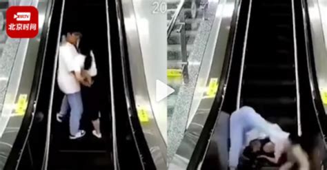 情侣电梯拥吻时摔倒了