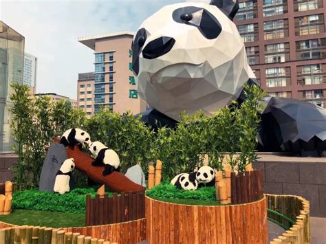 成都熊猫雕塑是现代雕塑吗