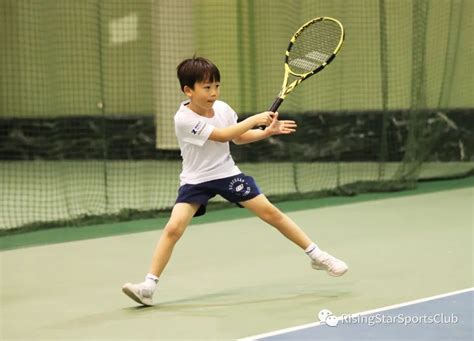 打网球青少年